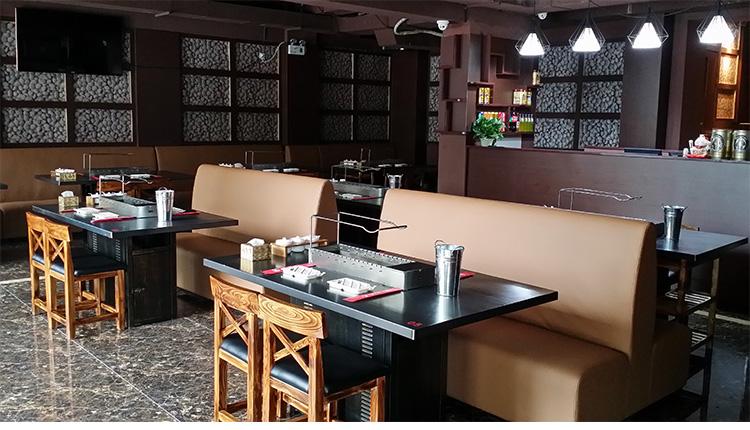 很久以前原創做舊無煙自動燒烤桌+無煙燒烤店軟包卡座，京建鵬達廠家。